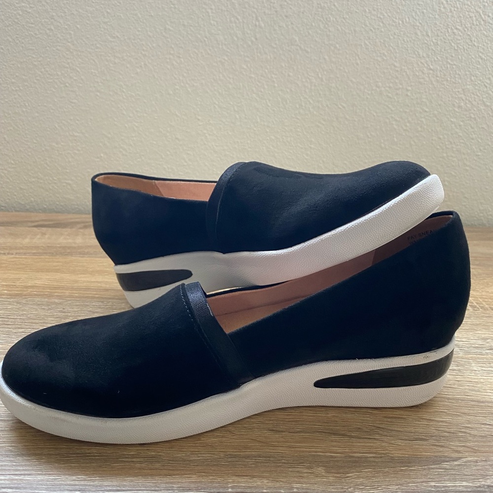 REACTION KENNETH COLE Fay black faux suede wedge sneaker 8.5